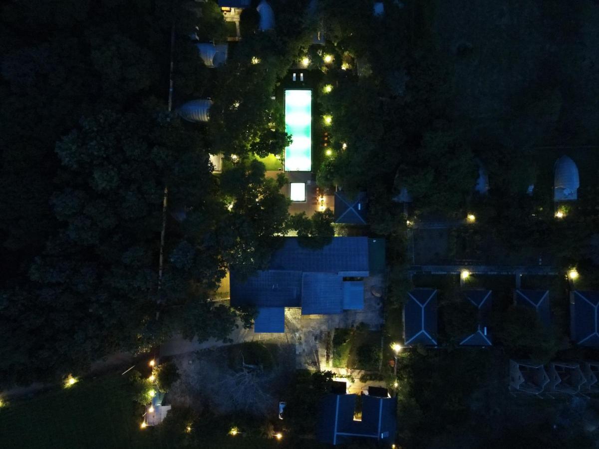 Nivadoo Resort Sigiriya Exterior foto Aerial view of the house at night