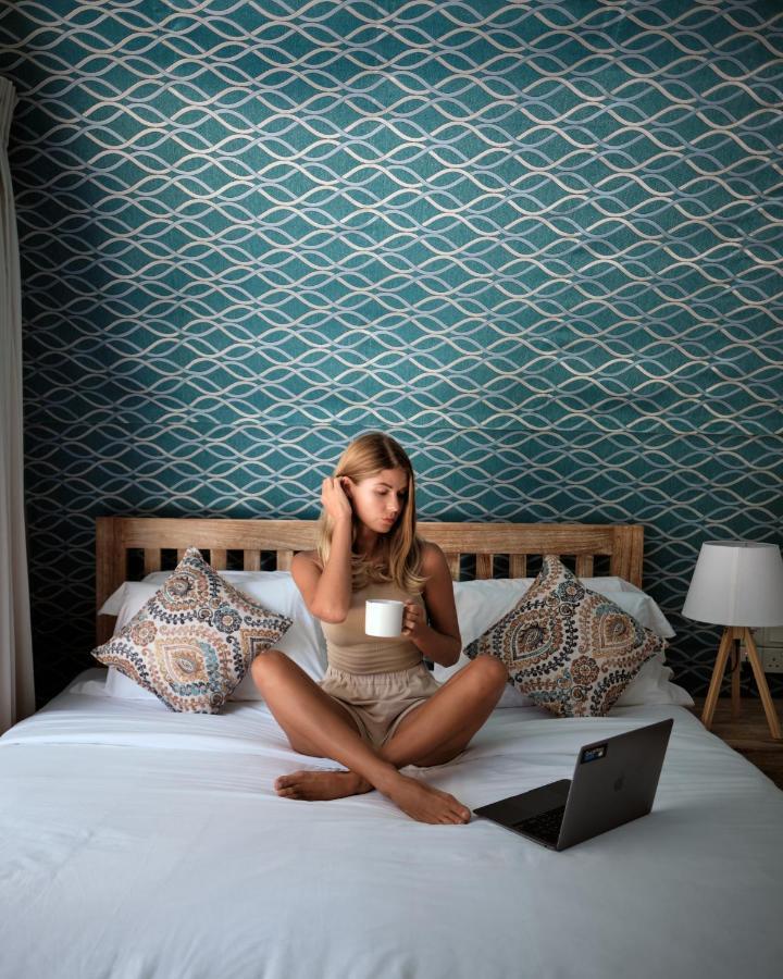 Nivadoo Resort Sigiriya Exterior foto A woman sitting on a bed