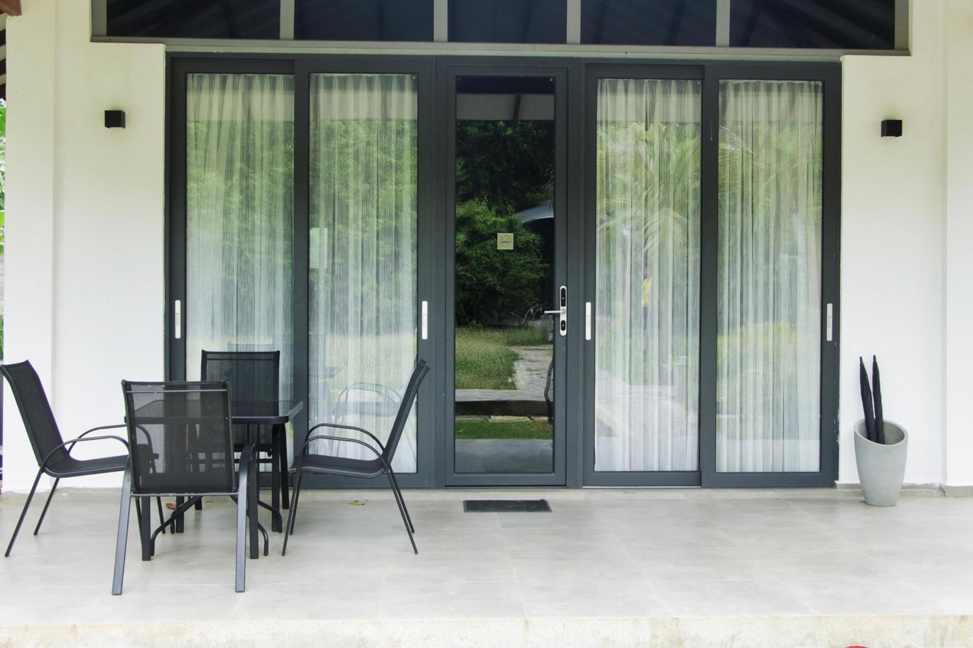 Nivadoo Resort Sigiriya Cameră foto A set of sliding doors